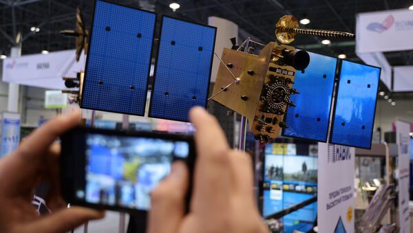 Modelo del satélite Glonass en una exposición - Sputnik Mundo