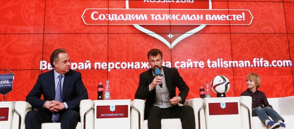 Vitali Mutko, ministro de Deportes, y futbolista Sergei Semak durante la rueda de prensa sobre una campaña para elegir la mascota del Mundial de Fútbol 2018 - Sputnik Mundo