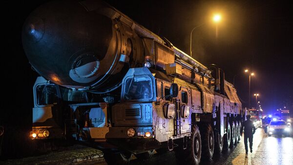 Un poderoso misil intercontinental se pasea por Moscú - Sputnik Mundo