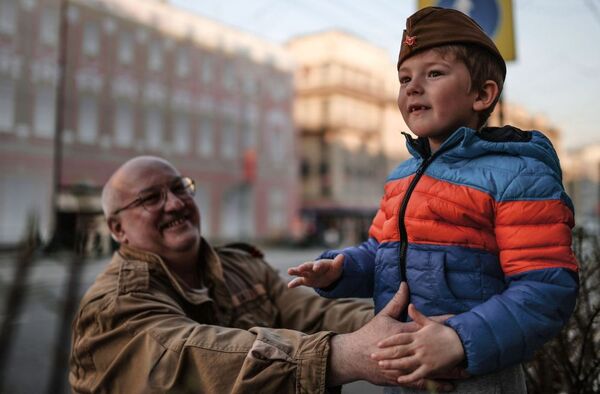 Primer ensayo nocturno del Desfile de la Victoria en Moscú - Sputnik Mundo