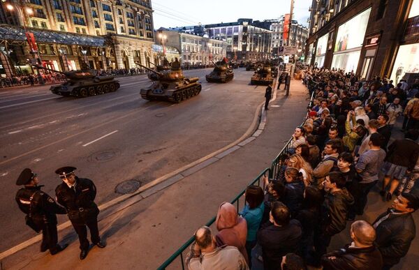 Primer ensayo nocturno del Desfile de la Victoria en Moscú - Sputnik Mundo