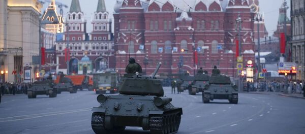 Primer ensayo nocturno del Desfile de la Victoria en Moscú - Sputnik Mundo