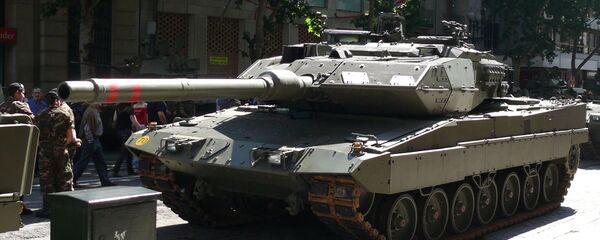 Leopardo 2E del Ejército de Tierra de España en el desfile del día de las Fuerzas Armadas de España en Zaragoza - Sputnik Mundo
