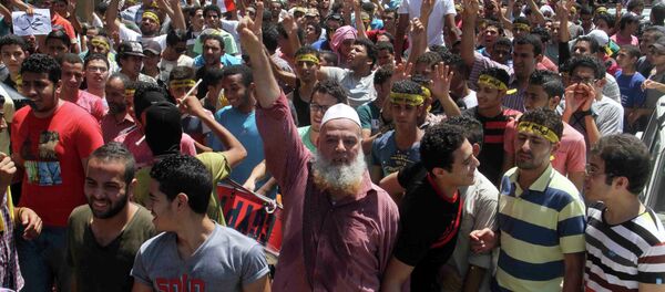 Egyptian supporters of the Muslim Brotherhood movement shout slogans during a rally to mark the first anniversary of the military ouster of president Mohamed Morsi on July 3, 2014 - Sputnik Mundo