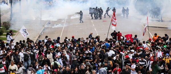 Unos 400 profesores de la red pública del estado brasileño de Paraná resultaron heridos de diferente consideración en los enfrentamientos con los agentes de la Policía Militar - Sputnik Mundo