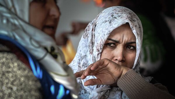 Estafadores en Tayikistán venden permisos para usar barba y hiyab - Sputnik Mundo