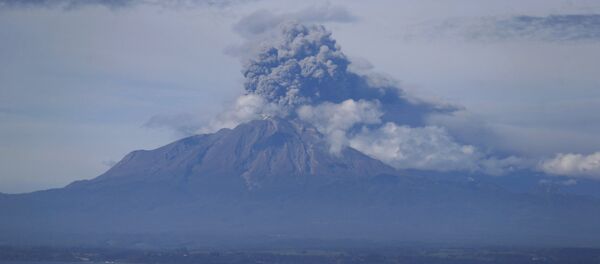 Ascienden a 6.600 los evacuados por la erupción del volcán Calbuco en Chile - Sputnik Mundo
