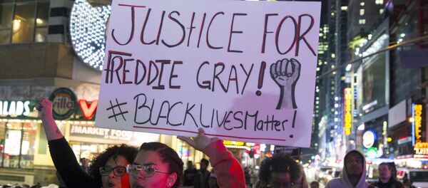 La policía sostiene que Freddy Gray se autolesionó en el vehículo policial - Sputnik Mundo