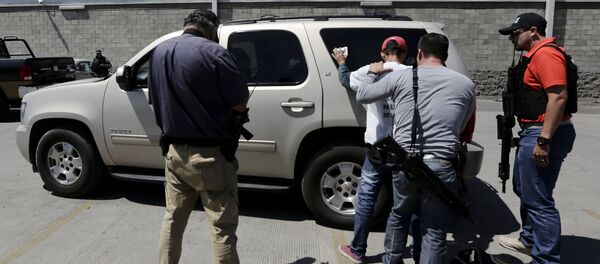 Policías detienen a un presunto miembro de un narcocartel en Guadalajara, México - Sputnik Mundo