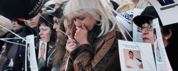 Residentes de Odesa durante la ceremonia de duelo en el área de campo Kulikovo en Odesa - Sputnik Mundo
