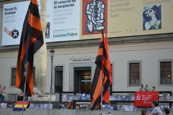 Las fotos y cuadros frente al Museo Nacional Centro de Arte Reina Sofía - Sputnik Mundo