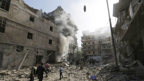 Residents walk amidst the rubble of a site damaged by what activists said was a barrel bomb dropped by forces loyal to Syria's president Bashar Al-Assad in Aleppo's al-Saliheen district - Sputnik Mundo