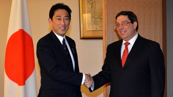 Cuban Foreign Minister Bruno Rodriguez with his Japanese counterpart Fumio Kishida in Tokyo, 2013 Cuban Foreign Minister Bruno Rodriguez with his Japanese counterpart Fumio Kishida in Tokyo, 2013 - Sputnik Mundo