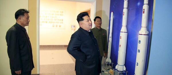 Kim Jong-un durante la visita al centro de control de satélites - Sputnik Mundo