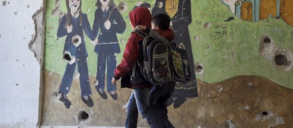 Niños en el campo de refugiados Yarmuk - Sputnik Mundo