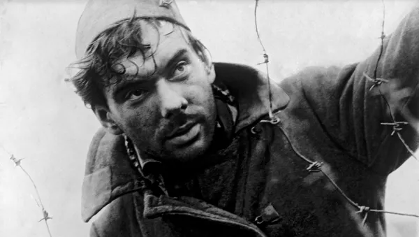 Actor ruso Alexéi Batalov en la película Cuando pasan las cigüeñas - Sputnik Mundo