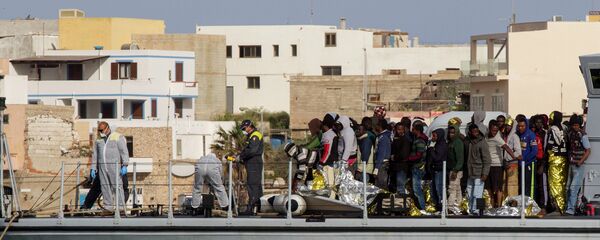 Migrantes rescatados por Italia y Francia en el Mediterráneo - Sputnik Mundo