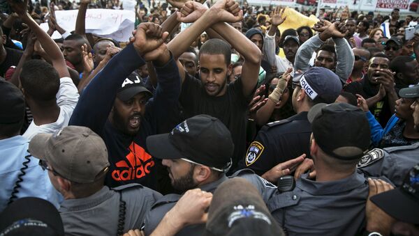 Al menos 30 heridos en una protesta contra el racismo y la violencia policial en Tel Aviv - Sputnik Mundo