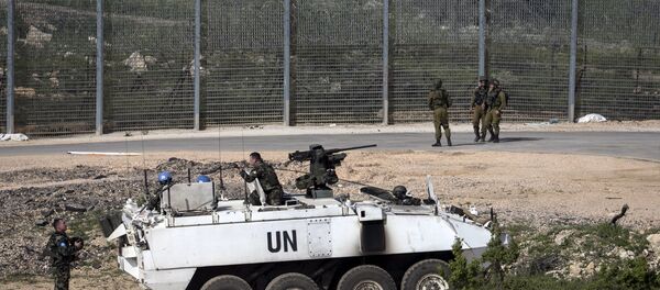 Israeli soldiers (right) and members of United Nations peacekeeping forces are seen near the frontier with Syria near Majdel Shams in the Golan Heights April 27, 2015. Israeli soldiers (right) and members of United Nations peacekeeping forces are seen near the frontier with Syria near Majdel Shams in the Golan Heights April 27, 2015. - Sputnik Mundo