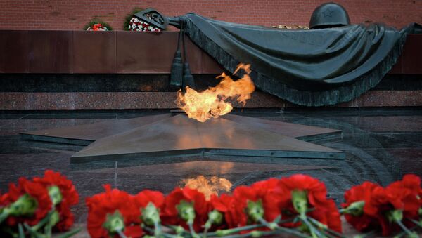 Tumba del Soldado Desconocido en el Jardín Alexander frente al muro del Kremlin en Moscú - Sputnik Mundo