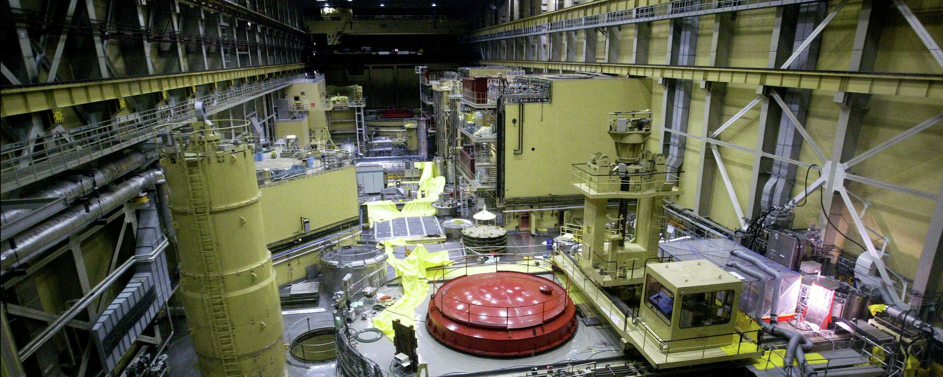 Una vista general del bloque del reactor número 2 en la central nuclear de Paks, a unos 120 kilómetros al sur de la capital húngara, Budapest, el jueves 29 de mayo de 2003. - Sputnik Mundo, 1920, 02.12.2023