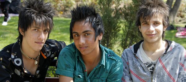 Irán prohíbe peinados en punta, tatuajes y camas de bronceado - Sputnik Mundo