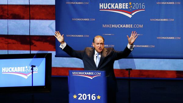 U.S. Republican presidential candidate and former Arkansas Governor Mike Huckabee addresses supporters as he formallly launches his bid for the 2016 Republican presidential nomination during an event in Hope, Arkansas - Sputnik Mundo