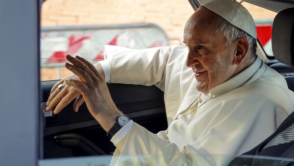 Pope Francis waves as he leaves after his pastoral visit to the Church of S. Maria Regina Pacis in Ostia, near Rome - Sputnik Mundo