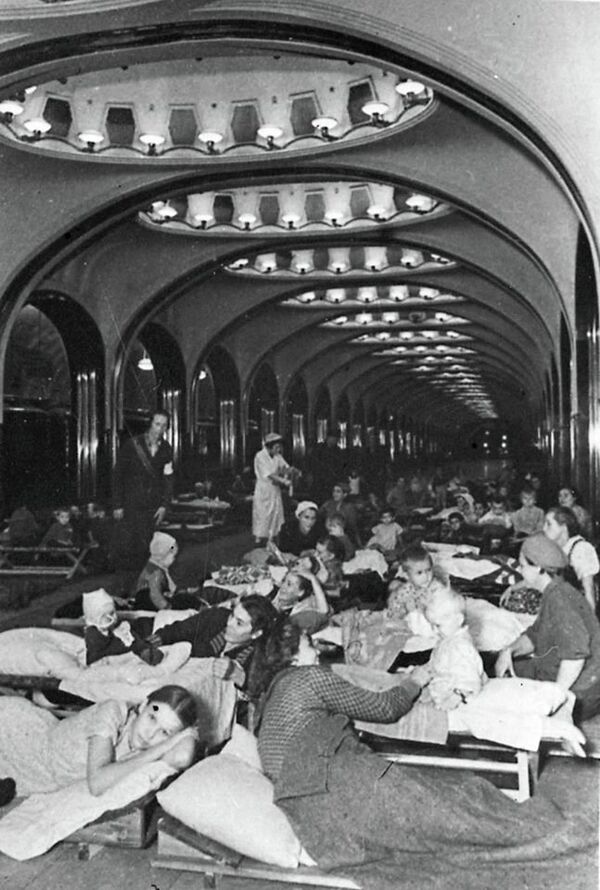 La gente en el metro durante la II Guerra Mundial La gente en el metro durante la II Guerra Mundial - Sputnik Mundo