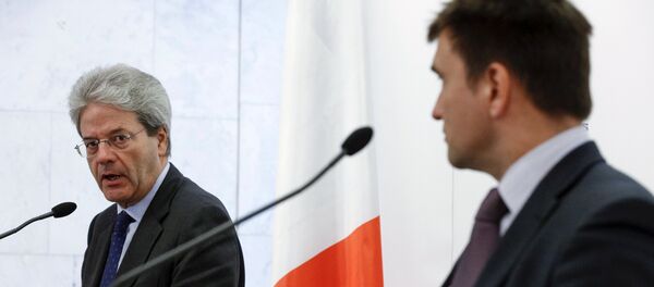 Ministro de Exteriores de Italia, Paolo Gentiloni (izda.) y ministro de Exteriores de Ucrania, Pavló Klimkin Ministro de Exteriores de Italia, Paolo Gentiloni (izda.) y ministro de Exteriores de Ucrania, Pavló Klimkin - Sputnik Mundo