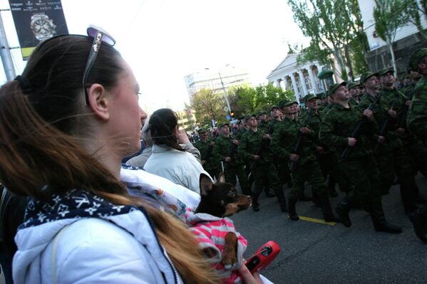 Ensayo de la Parada de la Victoria en Donetsk - Sputnik Mundo