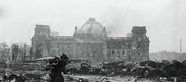 Armas antiaéreas en las ruinas del Reichstag - Sputnik Mundo