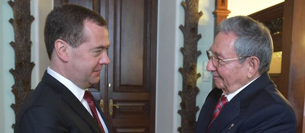 Primer ministro de Rusia, Dmitri Medvédev (izda.) y líder de Cuba, Raúl Castro Primer ministro de Rusia, Dmitri Medvédev (izda.) y líder de Cuba, Raúl Castro - Sputnik Mundo