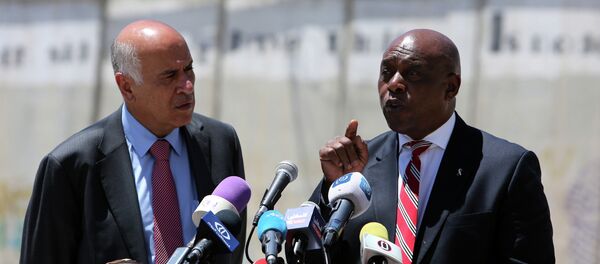 Presidente de la Asociación de Fútbol de Palestina, Jibril Rajub y Mosima Gabriel Tokyo Sexwale - Sputnik Mundo