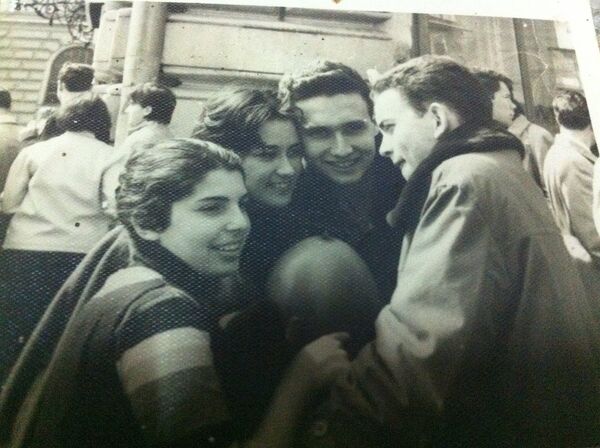 Luis Felipe, al centro, junto a otros estudiantes cubanos el 1ro de mayo de 1968  - Sputnik Mundo