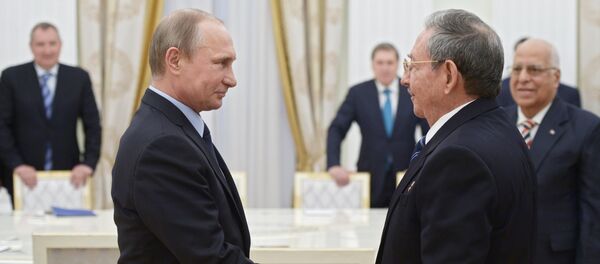 Presidente de Rusia, Vladímir Putin, y presidente de Cuba, Raúl Castro - Sputnik Mundo