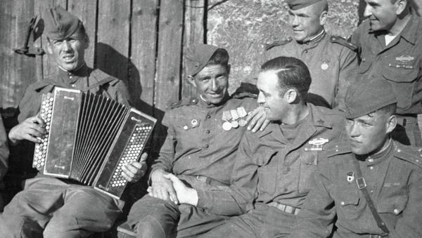 Militares soviéticos y estadounidenses durante la Segunda Guerra Mundial Militares soviéticos y estadounidenses durante la Segunda Guerra Mundial - Sputnik Mundo