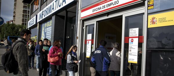 Desempleados entran en la oficina de empleo en Madrid - Sputnik Mundo
