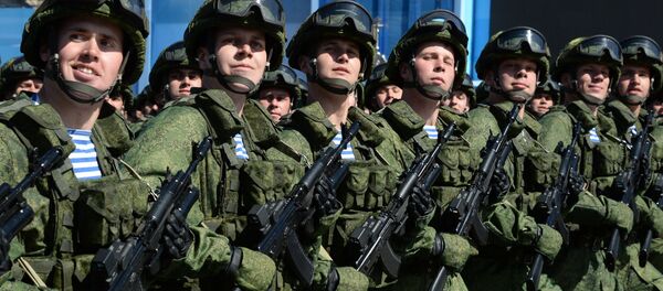 Militares vestidos con equipos del soldado del futuro Rátnik durante el Desfile de la Victoria en la Plaza Roja - Sputnik Mundo