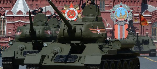 Tanques T-34-85 de los tiempos de la II Guerra Mundial durante el Desfile de la Victoria en la Plaza Roja - Sputnik Mundo