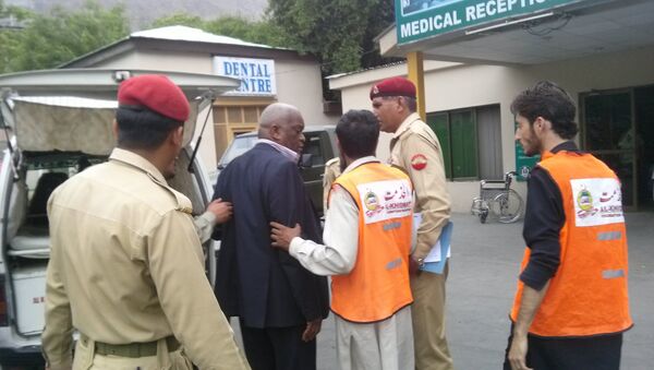 Miembros del personal ayudan a una persona que resultó herida durante un accidente de helicóptero Mi-17 - Sputnik Mundo