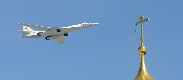 Bombardero estratégico portamisiles Tu-160 durante el Desfile de la Victoria en la Plaza Roja - Sputnik Mundo