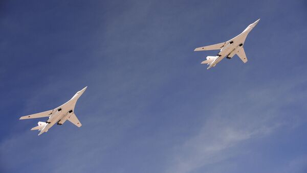 Bombarderos portamisiles Tu-160 sobrevuelan la Plaza Roja durante el Desfile de la Victoria - Sputnik Mundo