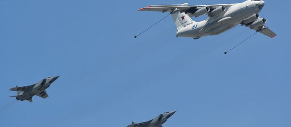 Reabastecimiento en vuelo de los cazas interceptores MiG-31 durante el Desfile de la Victoria en la Plaza Roja Reabastecimiento en vuelo de los cazas interceptores MiG-31 durante el Desfile de la Victoria en la Plaza Roja - Sputnik Mundo
