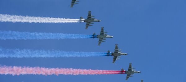 Aviones de combate Su-25 dibujan la bandera de Rusia al sobrevolar la Plaza Roja durante el Desfile de la Victoria Aviones de combate Su-25 dibujan la bandera de Rusia al sobrevolar la Plaza Roja durante el Desfile de la Victoria - Sputnik Mundo