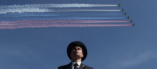 Aviones de combate Su-25 sobrevuelan la Plaza Roja durante del Desfile de la Victoria - Sputnik Mundo