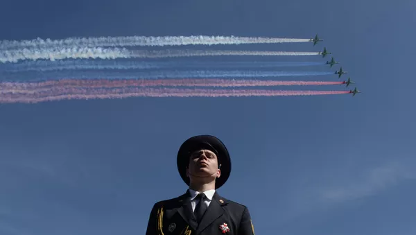 Aviones de combate Su-25 sobrevuelan la Plaza Roja durante del Desfile de la Victoria - Sputnik Mundo