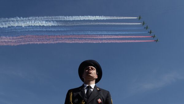 Aviones de combate Su-25 sobrevuelan la Plaza Roja durante del Desfile de la Victoria - Sputnik Mundo