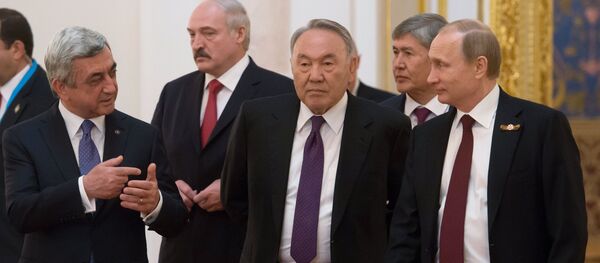 Líderes de los paises de UUE: Almazbek Atambáev, Alexandr Lukashenko, Nursultán Nazarbáev, Serzh Sargsián y Vladímir Putin - Sputnik Mundo