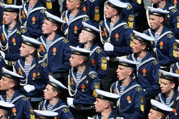 Cadetes de la Escuela Naval Najímov durante el Desfile de la Victoria en la Plaza Roja Cadetes de la Escuela Naval Najímov durante el Desfile de la Victoria en la Plaza Roja - Sputnik Mundo